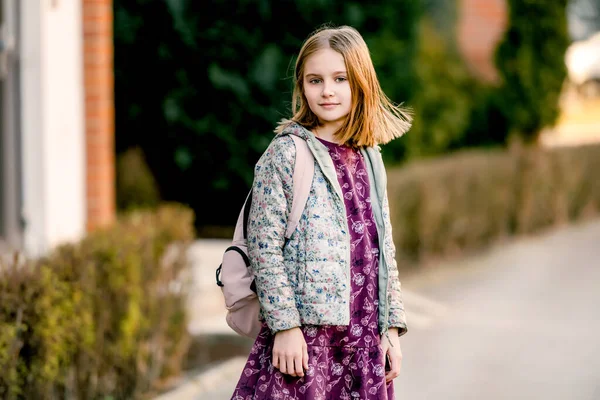 Preteen menina ao ar livre — Fotografia de Stock