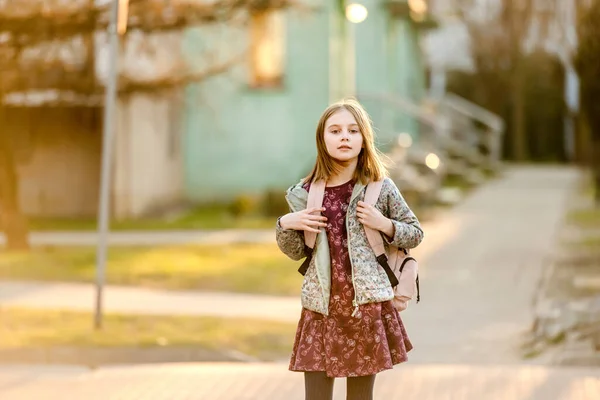 Preteen girl outdoors — Stock Photo, Image