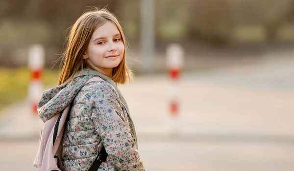 Девочка-подросток на улице — стоковое фото