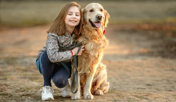 Preteen girl with golden retriever dog — Stock Photo, Image