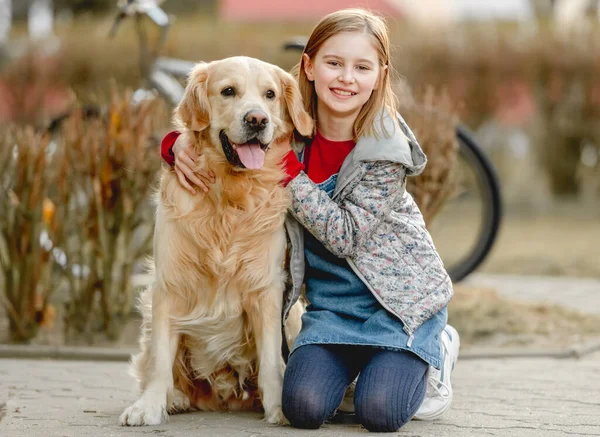 Preteen dívka se zlatým retrívrem pes — Stock fotografie