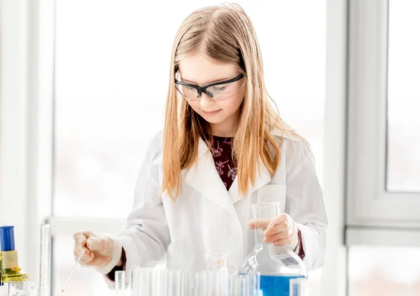 Kimya dersi alan kız. — Stok fotoğraf