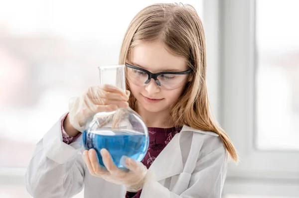 化学の授業の女の子 — ストック写真