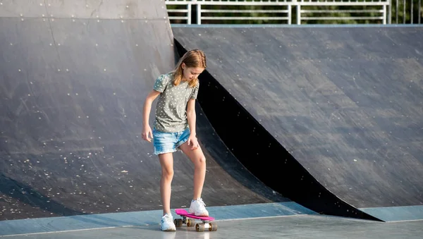 Девушка со скейтбордом на открытом воздухе — стоковое фото