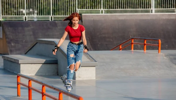 Meisje met rolschaatsen buiten — Stockfoto