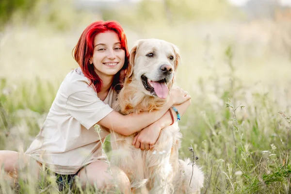 Teen girl with golden retriever dog — Stock Photo, Image