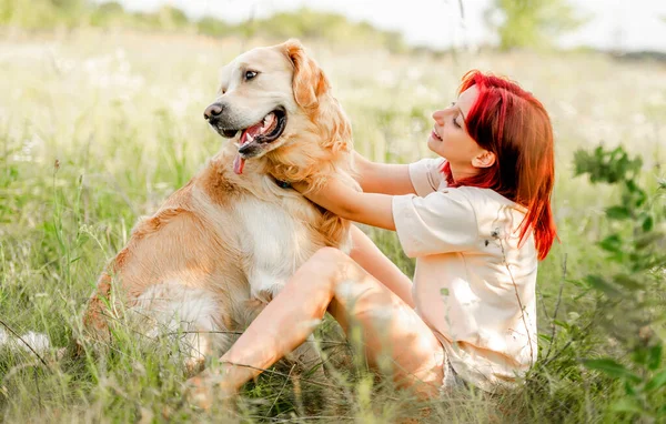 Golden retriever köpeği olan genç bir kız. — Stok fotoğraf