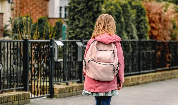 Colegiala caminando por la calle — Foto de Stock