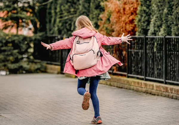 Colegiala caminando por la calle — Foto de Stock