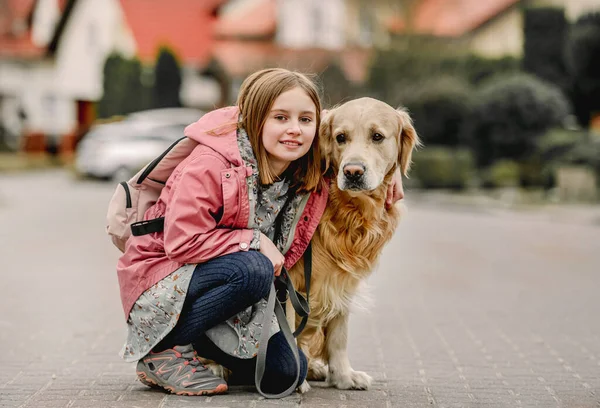 Flicka och golden retriever hund — Stockfoto