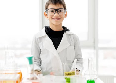 Kimya sınıfındaki çocuk.
