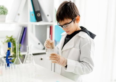 Kimya sınıfındaki çocuk.