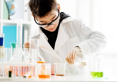 Kimya sınıfındaki çocuk.