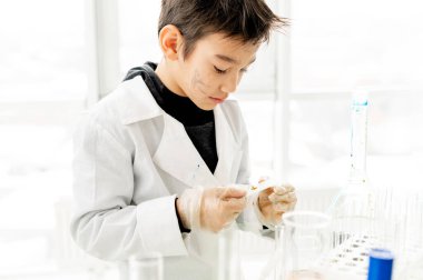 Kimya sınıfındaki çocuk.