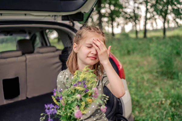 Chica preadolescente con coche en la naturaleza —  Fotos de Stock