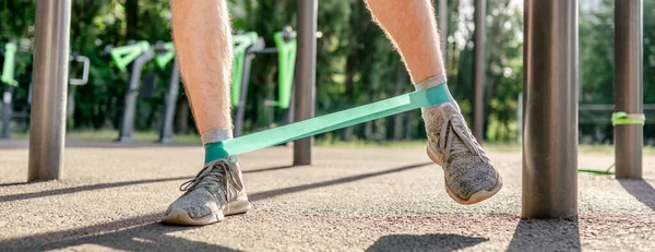 Man die buiten aan het trainen is — Stockfoto