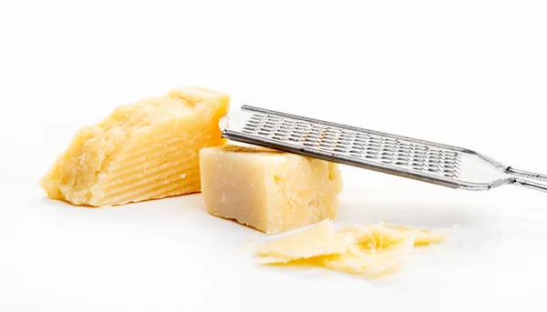 Κομμάτι τυρί παρμεζάνα σε λευκό — Φωτογραφία Αρχείου