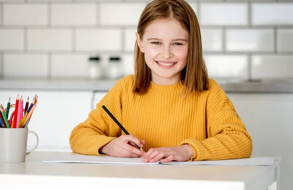 Preteen girl painting — Stock Photo, Image