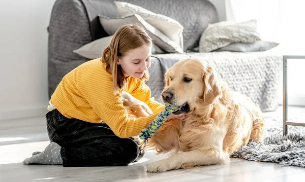Preteen chica con golden retriever perro — Foto de Stock