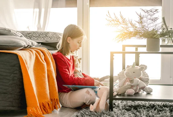 Menina com brinquedos no quarto — Fotografia de Stock