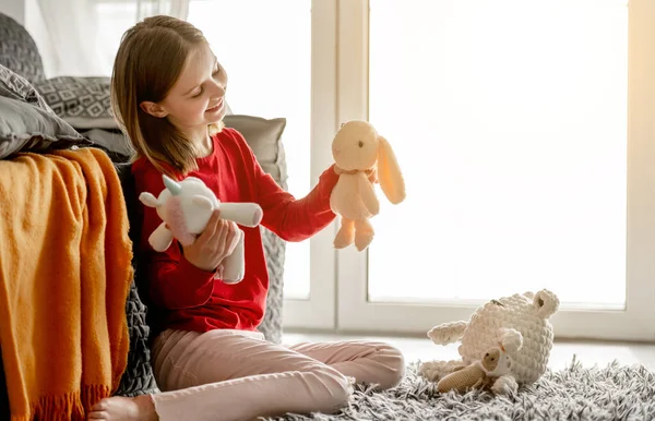 Mädchen mit Spielzeug im Schlafzimmer — Stockfoto