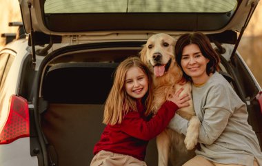 Golden Retriever köpekli bir aile
