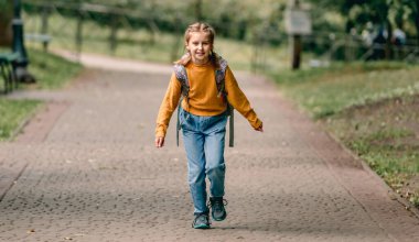 Sırt çantalı kız öğrenci.