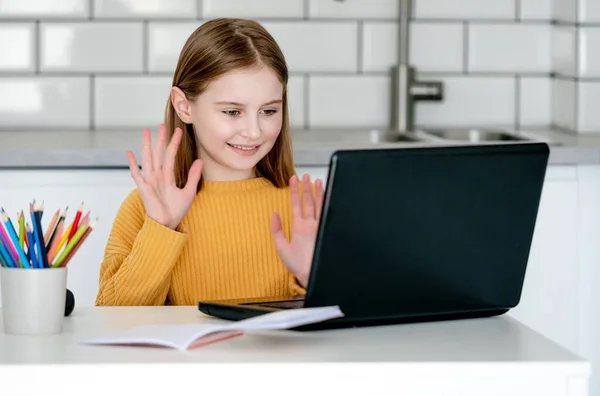 Ragazza preadolescente con computer portatile — Foto Stock