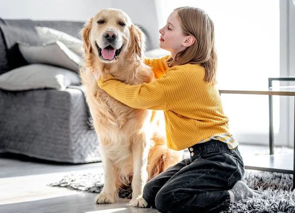 Preteen κορίτσι με σκυλί golden retriever — Φωτογραφία Αρχείου