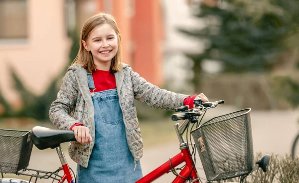 Ragazza preadolescente con cane golden retriever — Foto Stock