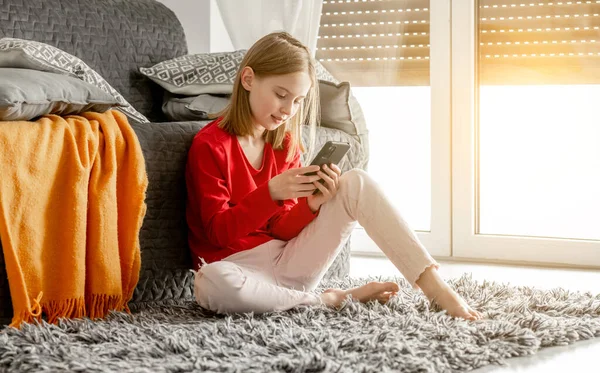 Menina pré-adolescente com smartphone — Fotografia de Stock