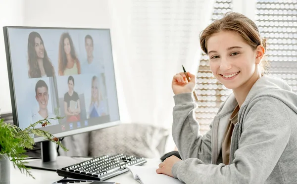 Meisje studeren thuis — Stockfoto