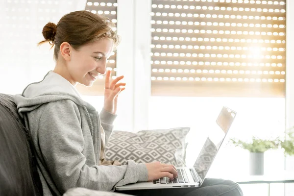 Meisje studeren thuis — Stockfoto