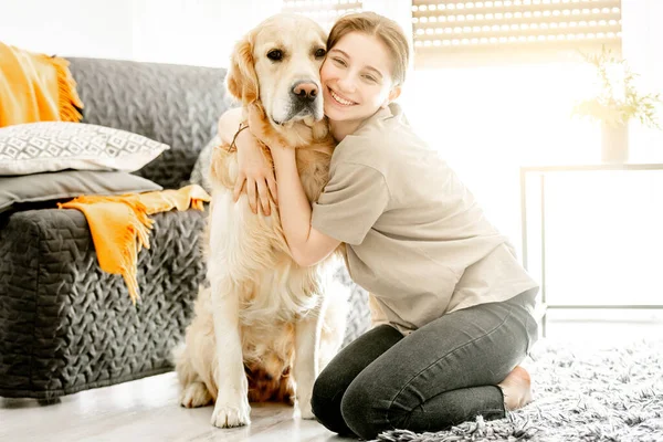 Linda chica con perro golden retriever — Foto de Stock