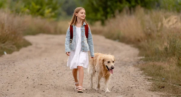 Golden retriever köpeği olan kız — Stok fotoğraf