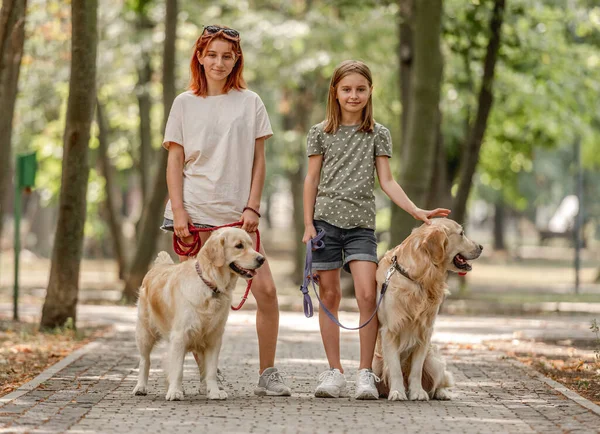 Golden retriever köpeği olan kızlar — Stok fotoğraf