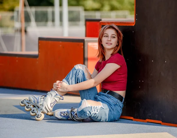 Lány görkorcsolyával a szabadban — Stock Fotó
