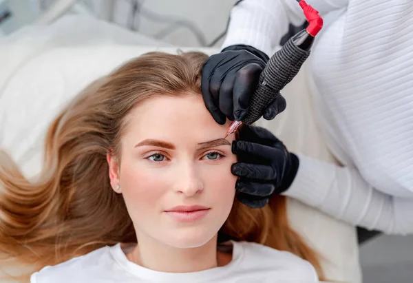 Master gör ögonbryn permanent makeup — Stockfoto