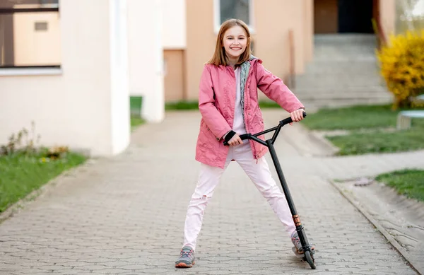Divertente bambina cavalca un calcio scooter — Foto Stock