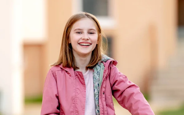 Retrato de hermosa niña al aire libre —  Fotos de Stock