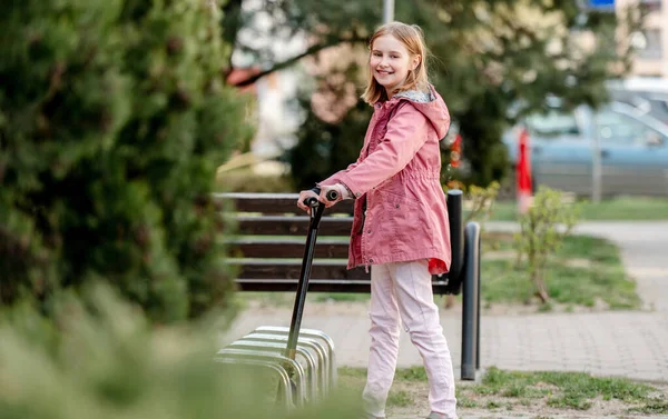 Malá holka jezdí na koloběžce — Stock fotografie