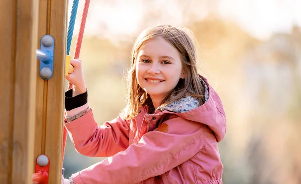 Mooi klein meisje spelen op de speelplaats — Stockfoto