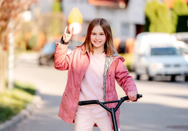 Graciosa niña monta un patinete scooter — Foto de Stock