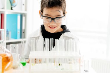 Kimya sınıfındaki çocuk.