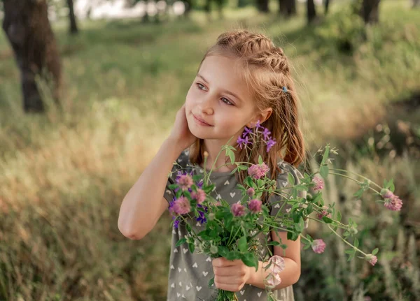 Kleutermeisje over de natuur — Stockfoto