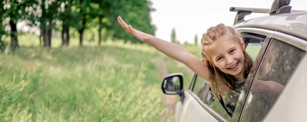 Hübsches Mädchen mit Auto in der Natur — Stockfoto
