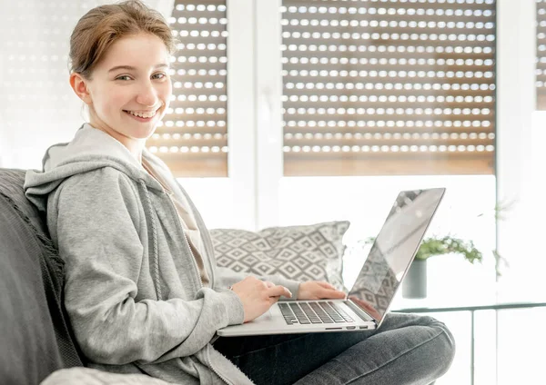 Menina feliz olhando para a tela do computador — Fotografia de Stock