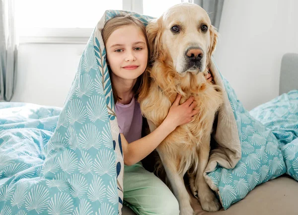 Mała dziewczynka z psem golden retriever — Zdjęcie stockowe