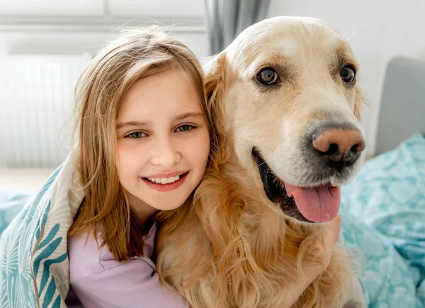 小さな女の子とともに黄金の検索犬 — ストック写真