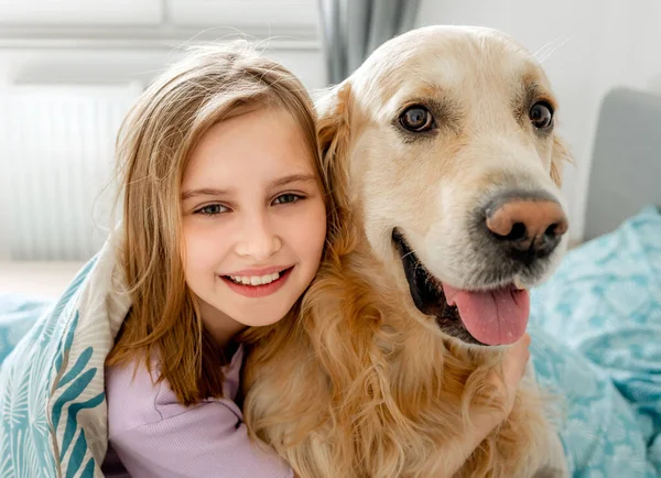 Klein meisje met golden retriever hond — Stockfoto